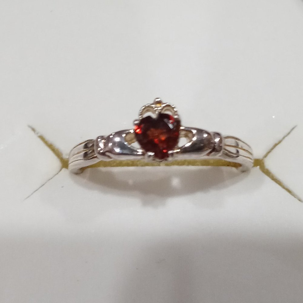 0.25 NWT Garnet Miniature Claddah Ring